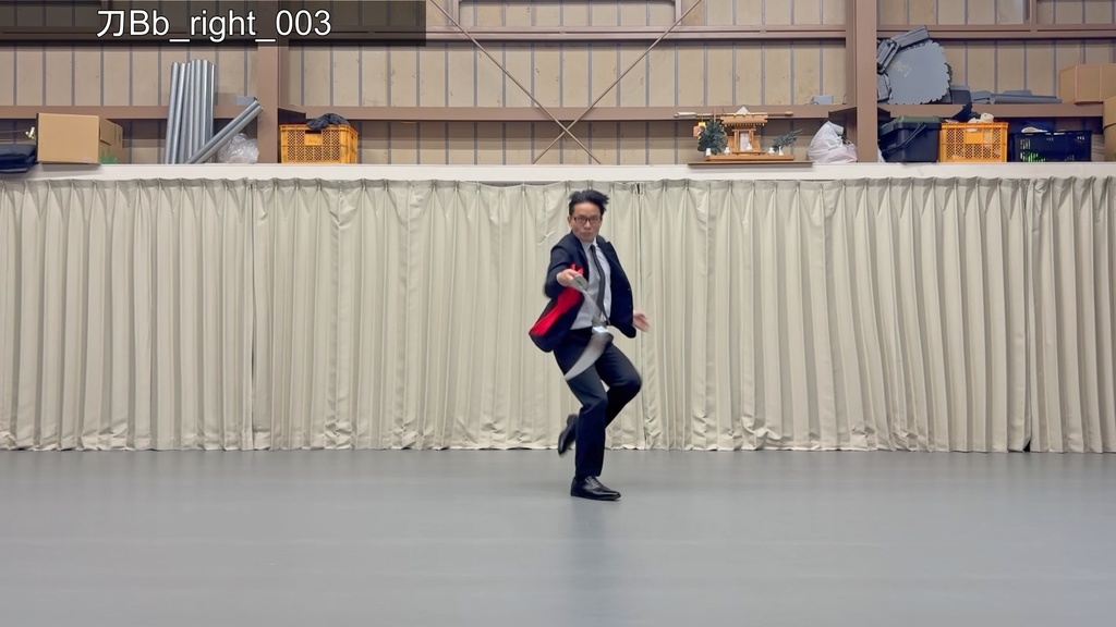 スーツアクション動画・写真資料【 刀 】動作B_衣装b・ジャケット有(ボタンあけ)