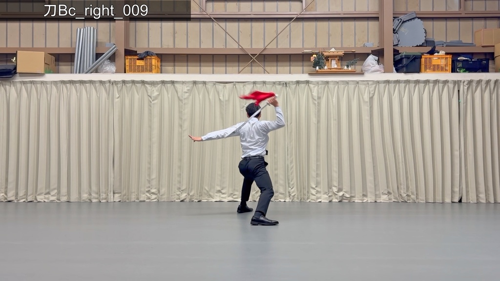 スーツアクション動画・写真資料【 刀 】動作B_衣装c・Yシャツ(袖のばし)