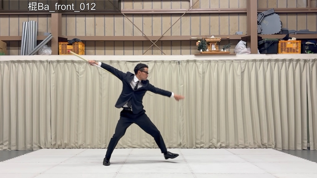 スーツアクション動画・写真資料【 棍 】動作B_衣装a・ジャケット有(ボタンとじ)