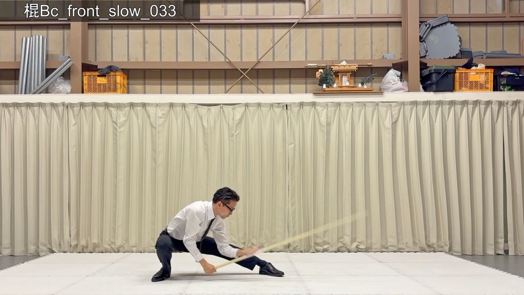 スーツアクション動画・写真資料【 棍 】動作B_衣装c・Yシャツ(袖のばし)