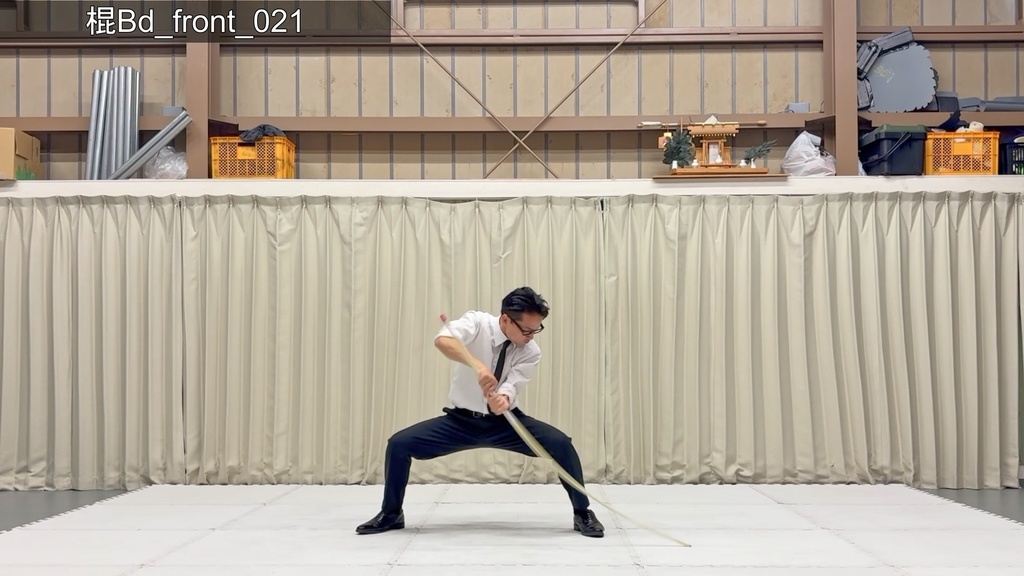 スーツアクション動画・写真資料【 棍 】動作B_衣装d・Yシャツ(袖まくり)