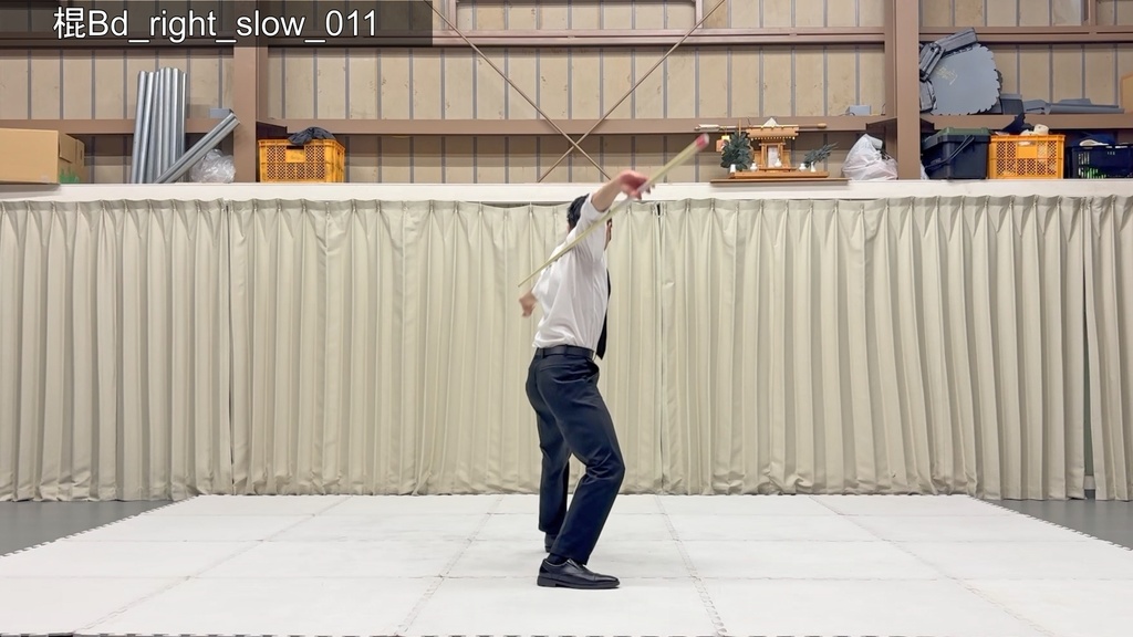 スーツアクション動画・写真資料【 棍 】動作B_衣装d・Yシャツ(袖まくり)