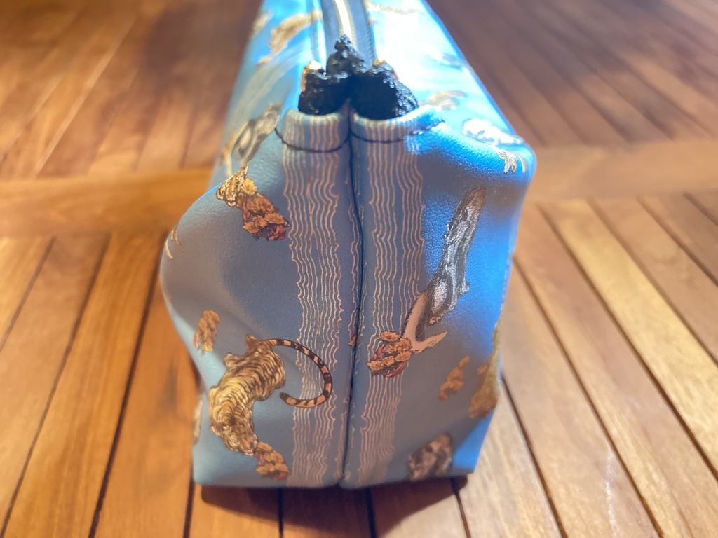 オオカミとトラのコスメポーチ