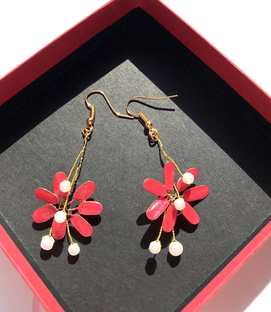 ナナイロのピアス