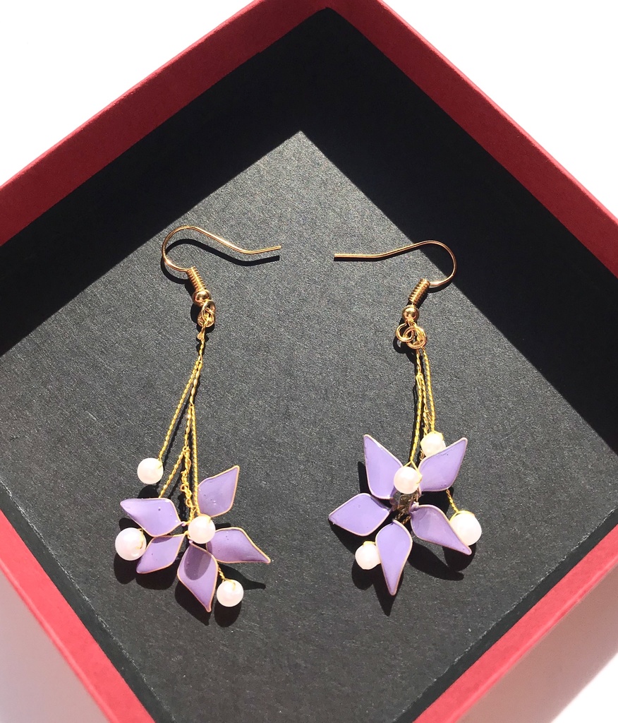 ナナイロのピアス