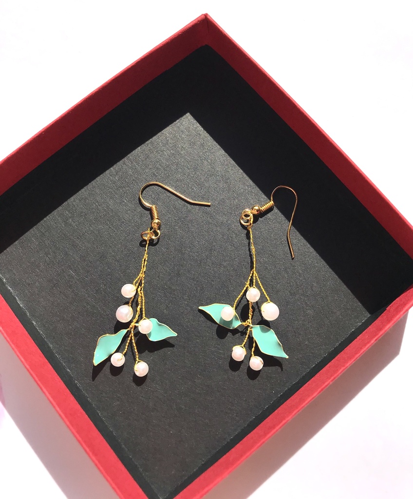 ナナイロのピアス