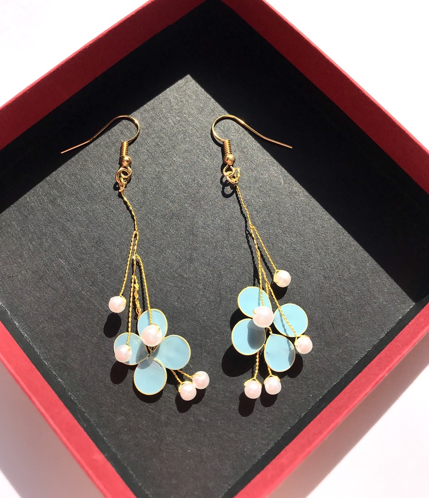 ナナイロのピアス