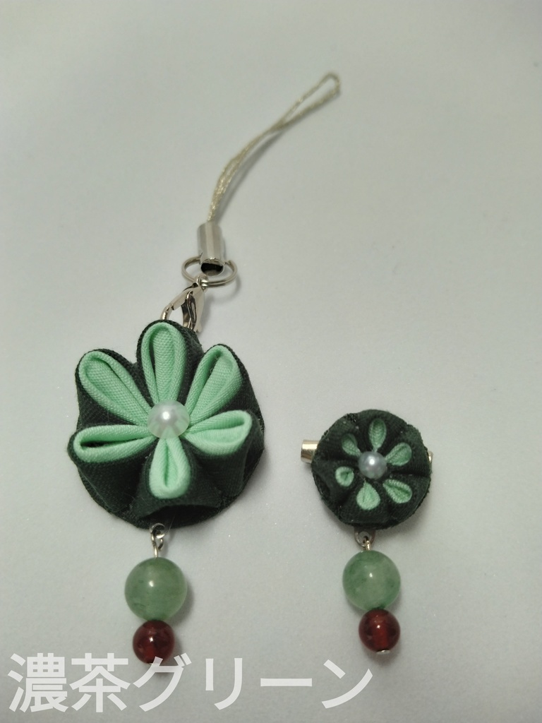 【値下げしました】ドールとお揃いデザインのストラップ&ブローチ