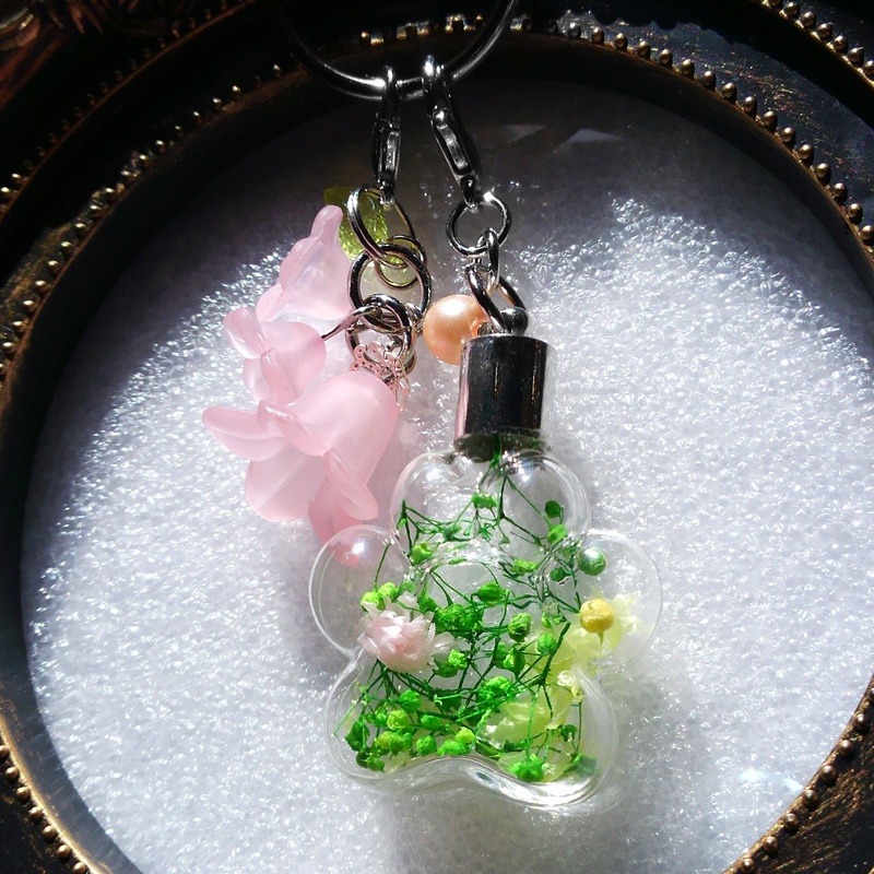 ピンクキャット&肉球型フラワーボトルチャーム
