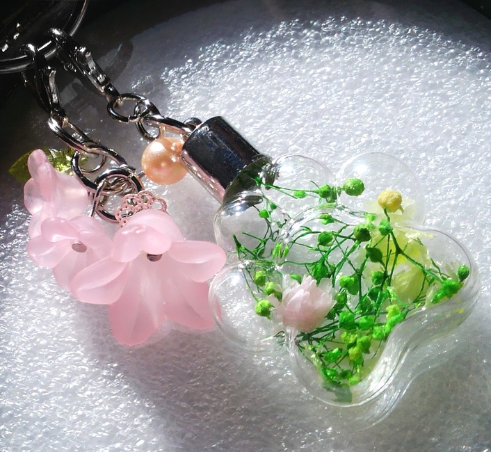 ピンクキャット&肉球型フラワーボトルチャーム