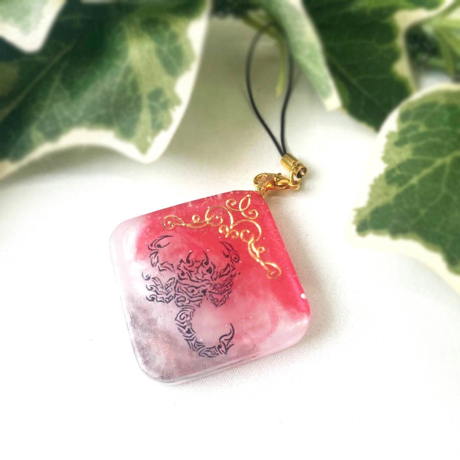 ★コラボ商品★VRChatアバタータトゥーデザインのレジンスラップ★赤サソリ