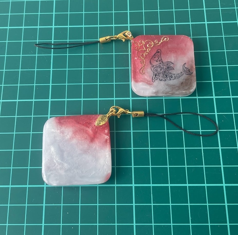 ★コラボ商品★VRChatアバタータトゥーデザインのレジンスラップ★赤ニャンコ