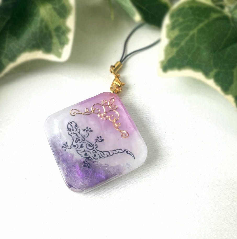 ★コラボ商品★VRChatアバタータトゥーデザインのレジンスラップ★紫トカゲ