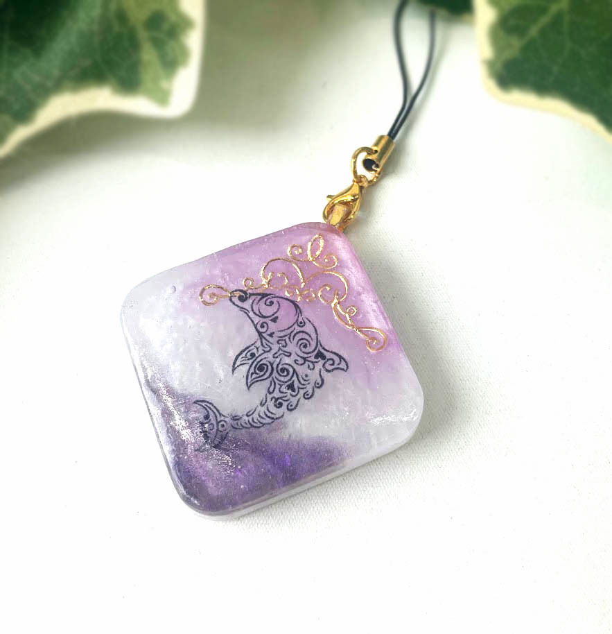 ★コラボ商品★VRChatアバタータトゥーデザインのレジンスラップ★紫イルカ