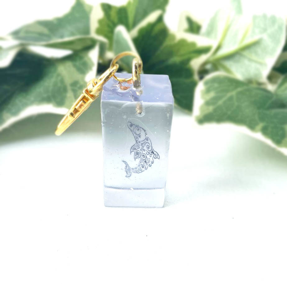 ★コラボ商品★VRChatアバタータトゥーデザインのレジンキーホルダー★イルカ