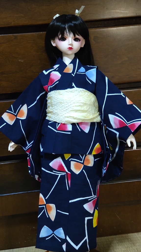 SDサイズのレトロ浴衣、市松人形仕立て。紺地にカラフル蝶々。