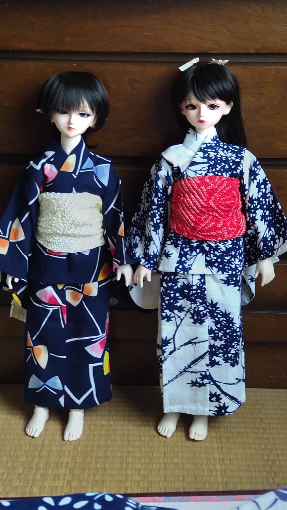 SDサイズのレトロ浴衣、市松人形仕立て。紺地にカラフル蝶々。