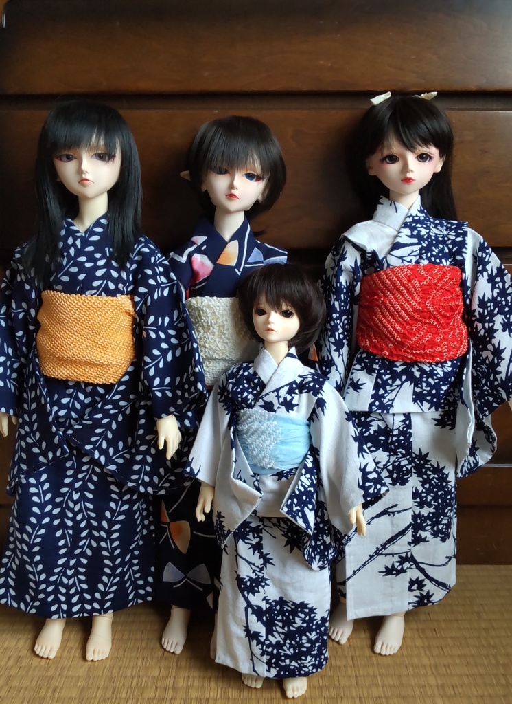 SDサイズのレトロ浴衣、市松人形仕立て。紺地にカラフル蝶々。