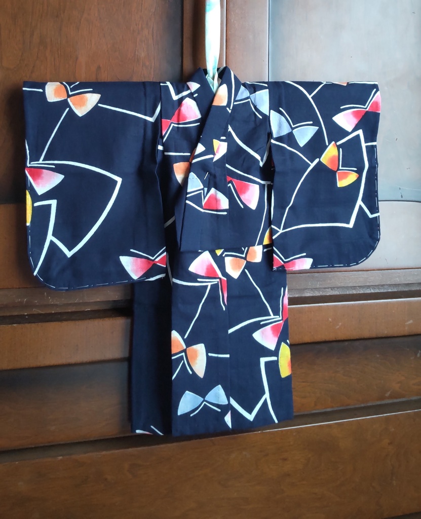 SDサイズのレトロ浴衣、市松人形仕立て。紺地にカラフル蝶々。