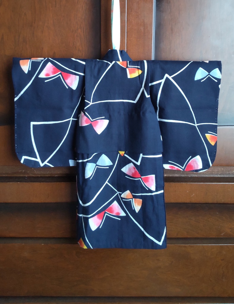 SDサイズのレトロ浴衣、市松人形仕立て。紺地にカラフル蝶々。