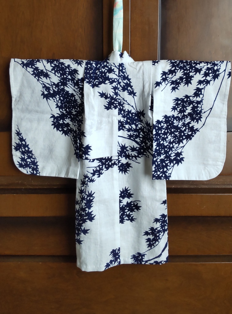 SDサイズのレトロ浴衣、市松人形仕立て。白地にもみじ。