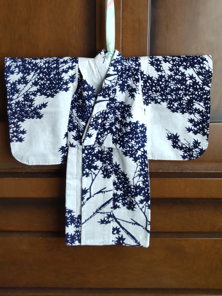 SDサイズのレトロ浴衣、市松人形仕立て。白地にもみじ。