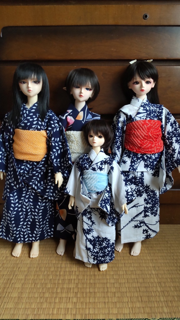 SDサイズ、レトロ浴衣、市松人形仕立て。紺地に萩(?)