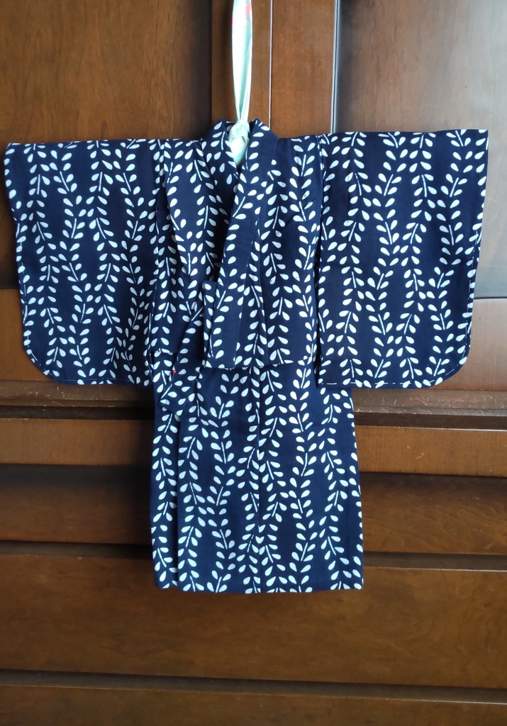 SDサイズ、レトロ浴衣、市松人形仕立て。紺地に萩(?)