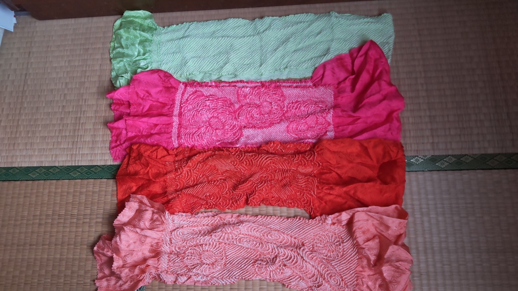 SDサイズ、レトロ浴衣、市松人形仕立て。紺地に萩(?)