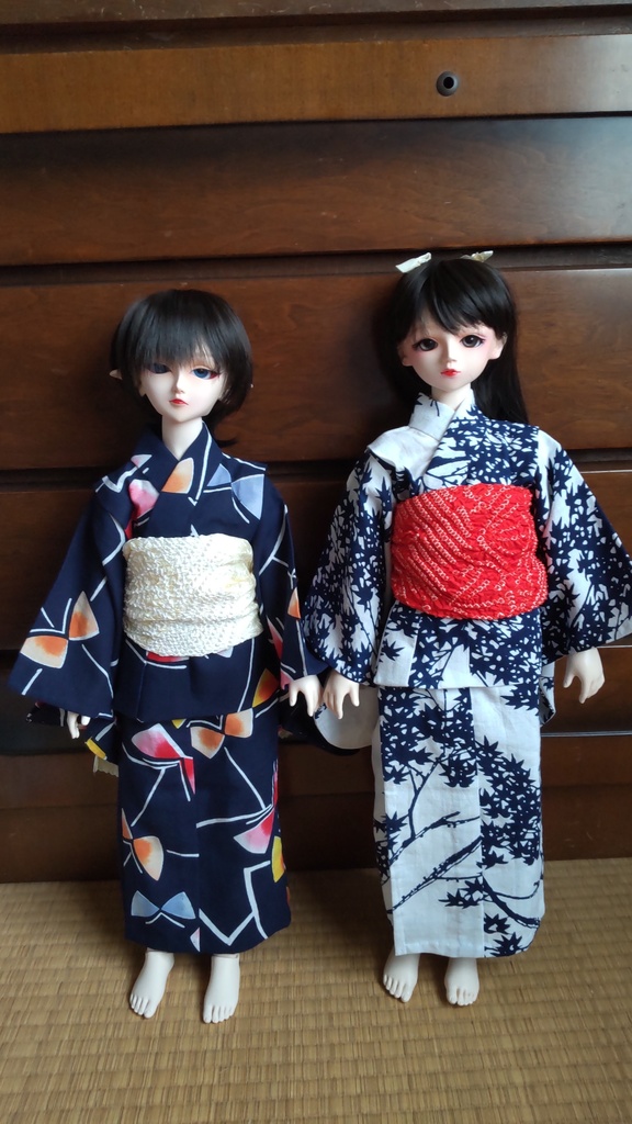 SDサイズ、レトロ浴衣、市松人形仕立て。紺地に萩(?)