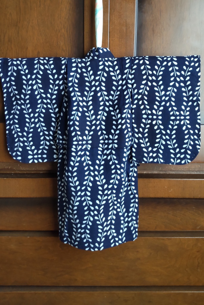 SDサイズ、レトロ浴衣、市松人形仕立て。紺地に萩(?)