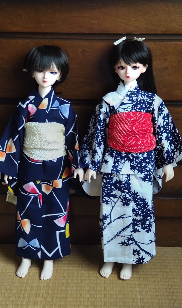 SDサイズのレトロ浴衣、市松人形仕立て。紺地に杜若。