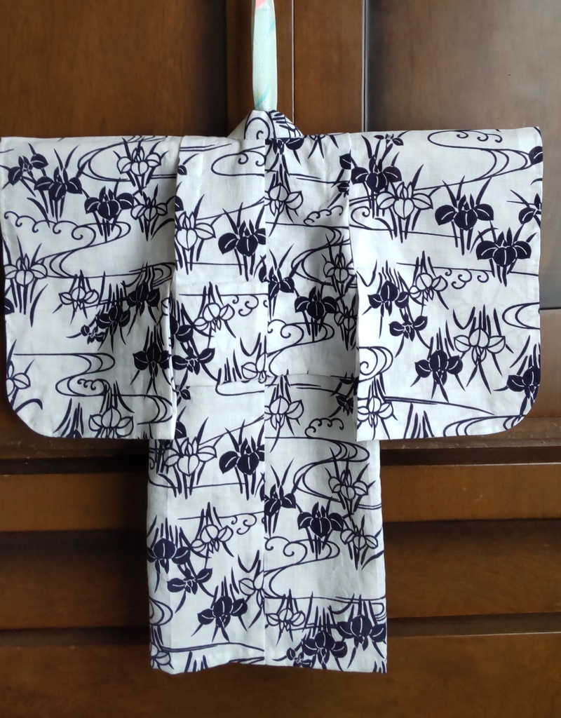 SDサイズのレトロ浴衣、市松人形仕立て。紺地に杜若。