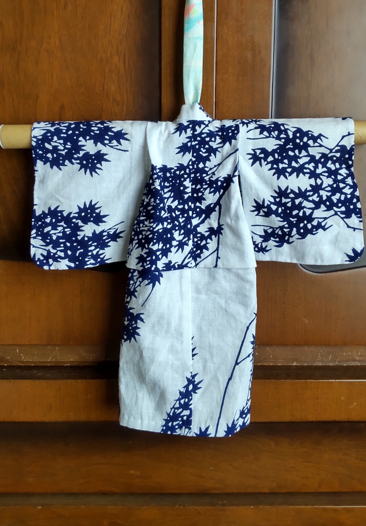 SDMサイズのレトロ浴衣、市松人形仕立て。白地にもみじ。