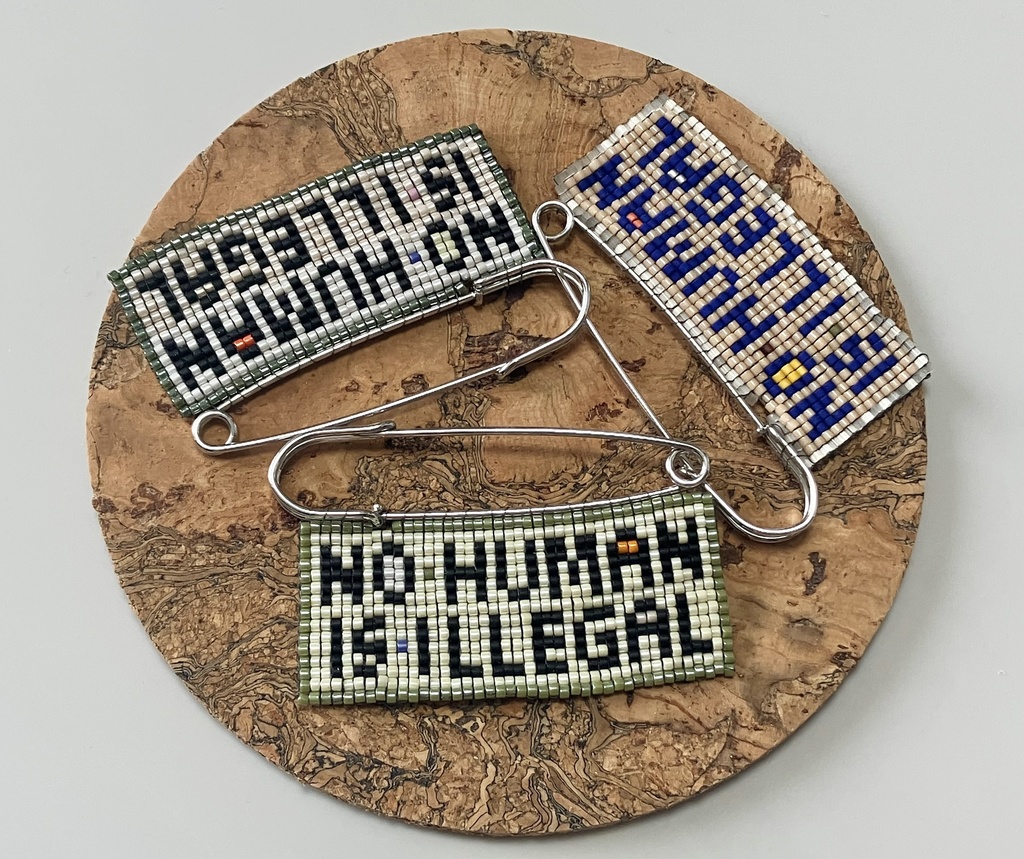 〈NO HUMAN IS ILLEGAL〉ビーズ織りブローチ A