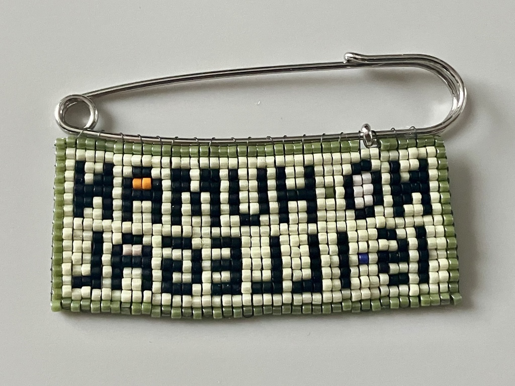 〈NO HUMAN IS ILLEGAL〉ビーズ織りブローチ A