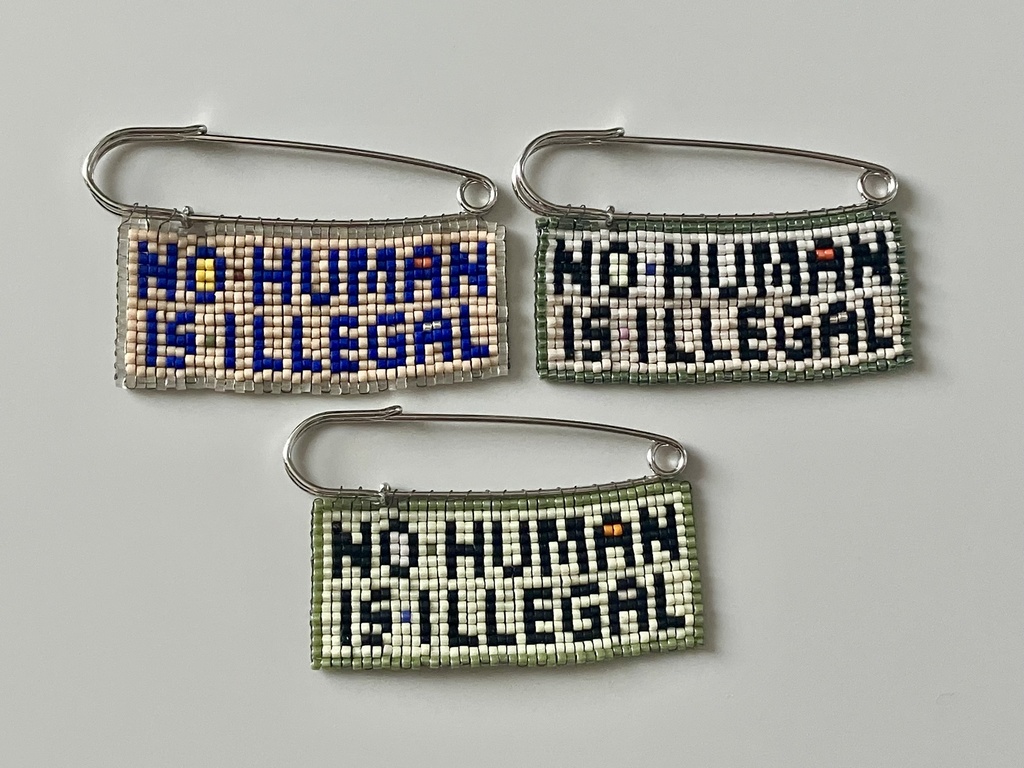 〈NO HUMAN IS ILLEGAL〉ビーズ織りブローチ A