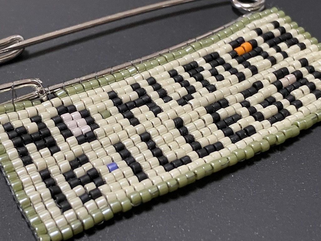 〈NO HUMAN IS ILLEGAL〉ビーズ織りブローチ A