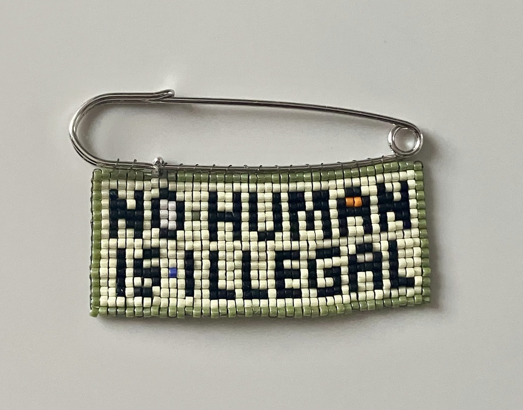 〈NO HUMAN IS ILLEGAL〉ビーズ織りブローチ A