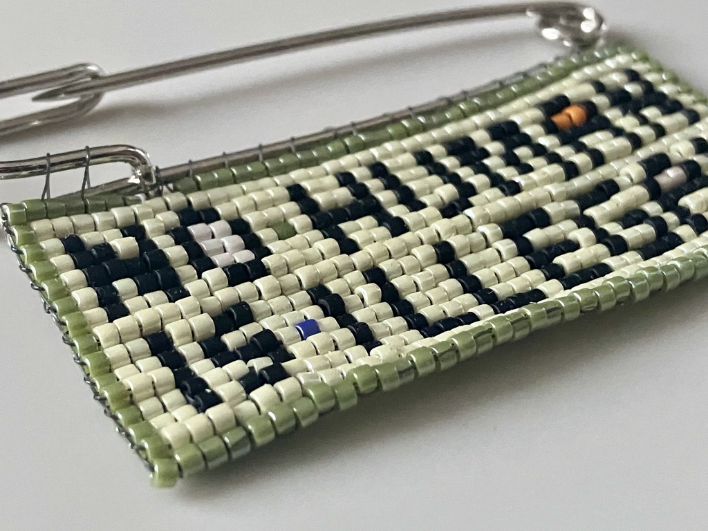 〈NO HUMAN IS ILLEGAL〉ビーズ織りブローチ A