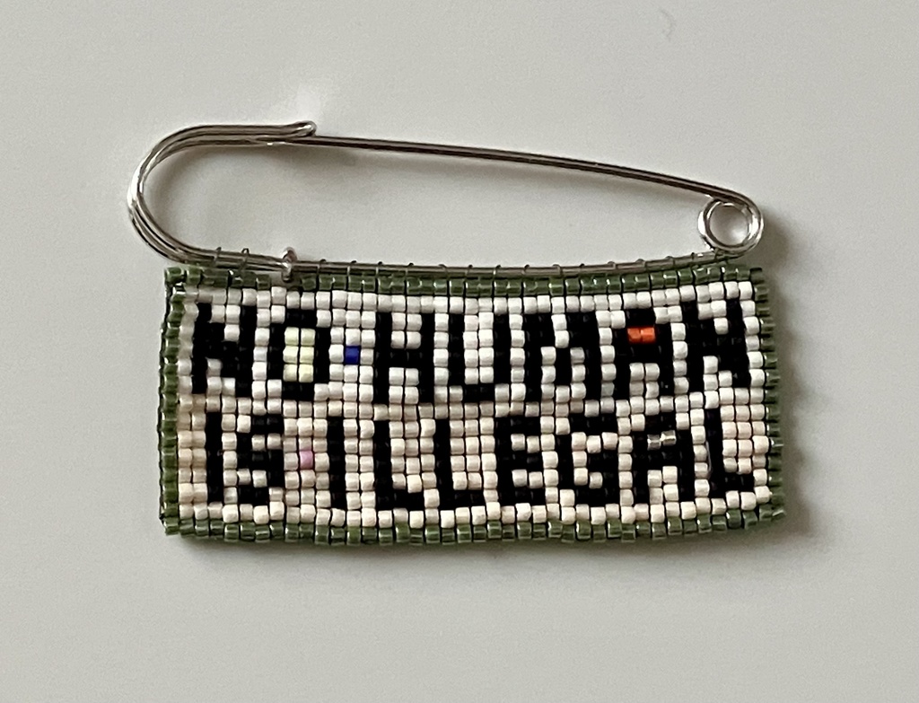 〈NO HUMAN IS ILLEGAL〉ビーズ織りブローチ B
