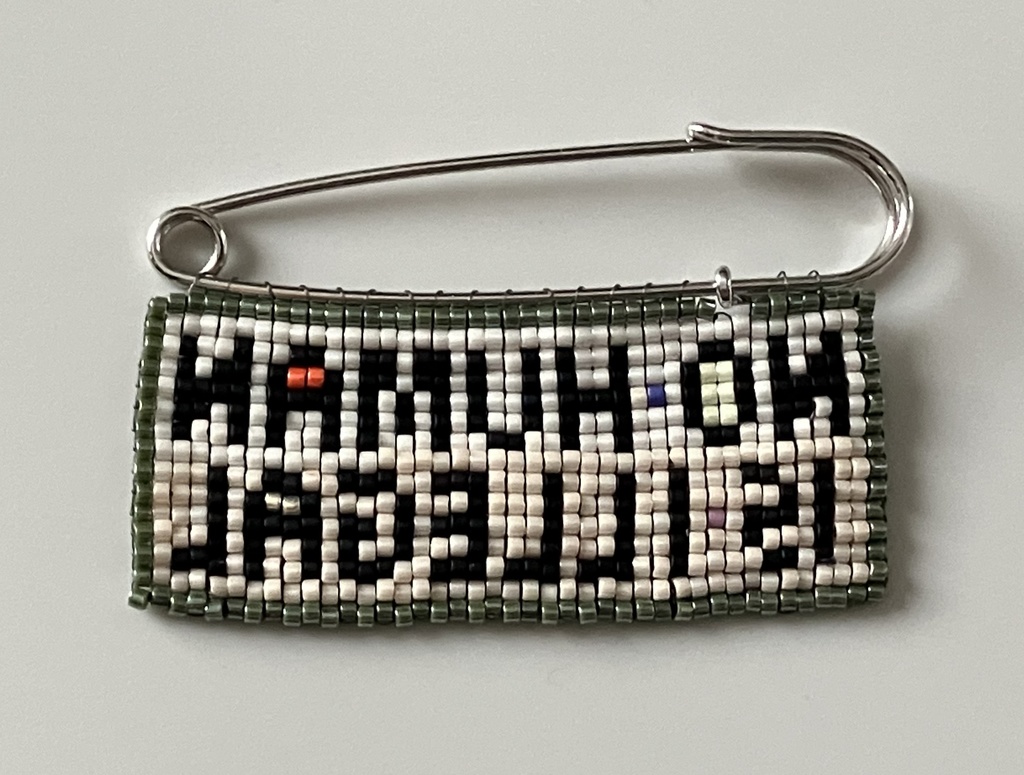 〈NO HUMAN IS ILLEGAL〉ビーズ織りブローチ B