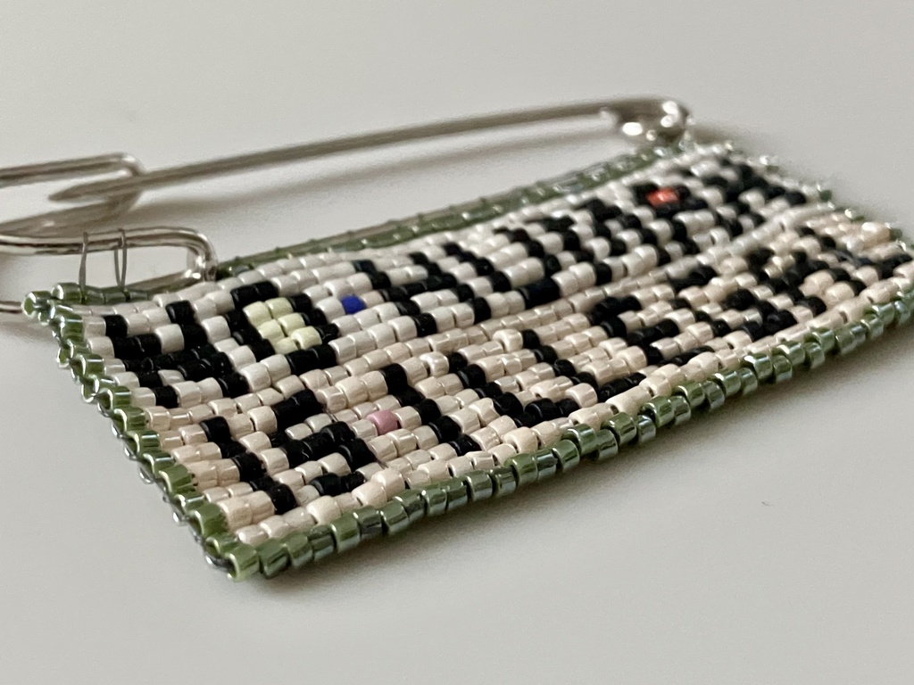 〈NO HUMAN IS ILLEGAL〉ビーズ織りブローチ B