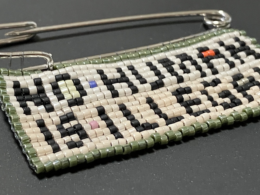 〈NO HUMAN IS ILLEGAL〉ビーズ織りブローチ B