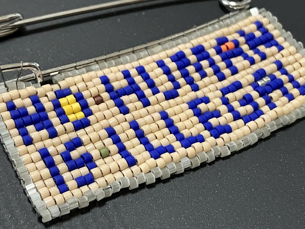 〈NO HUMAN IS ILLEGAL〉ビーズ織りブローチ C
