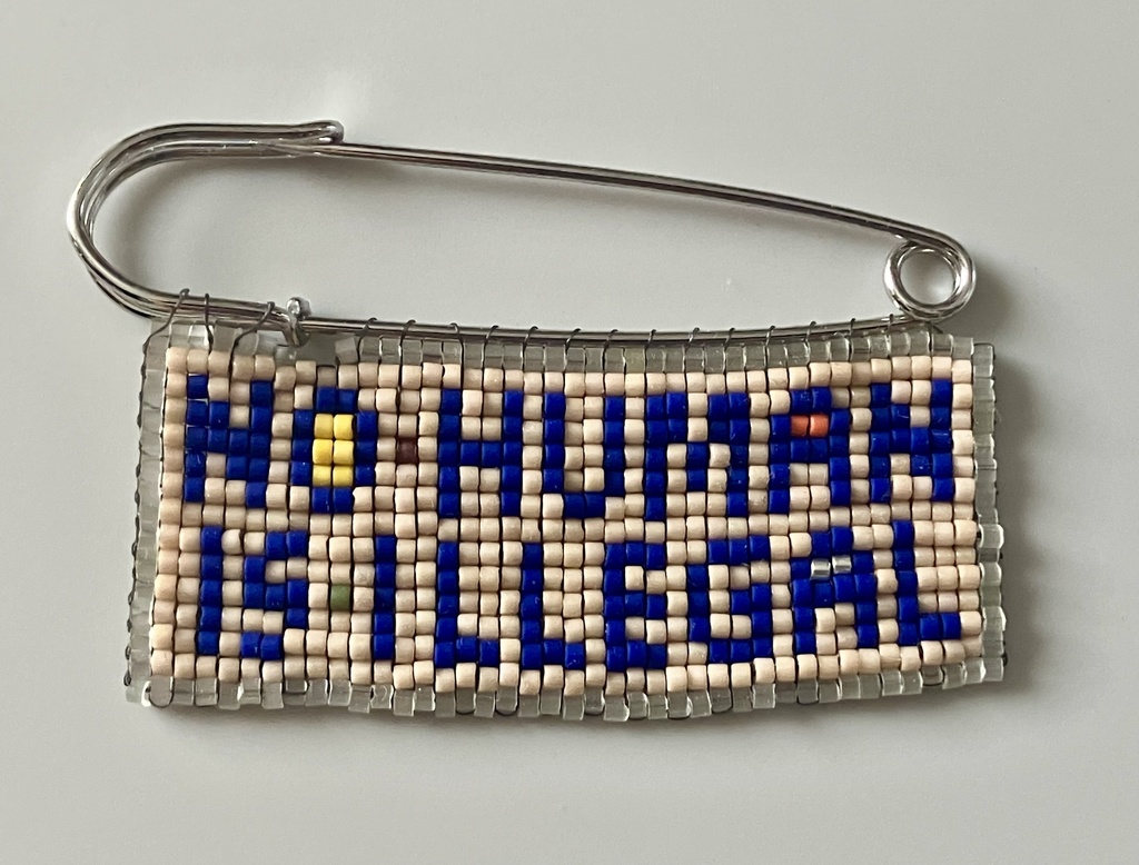 〈NO HUMAN IS ILLEGAL〉ビーズ織りブローチ C