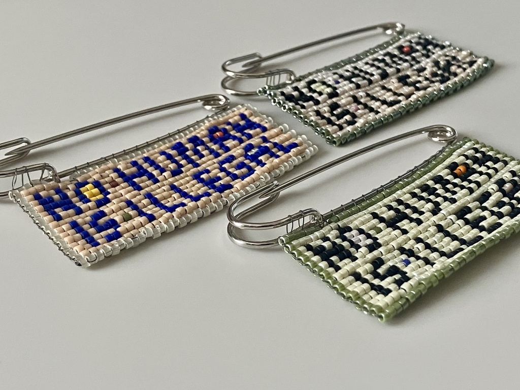 〈NO HUMAN IS ILLEGAL〉ビーズ織りブローチ C