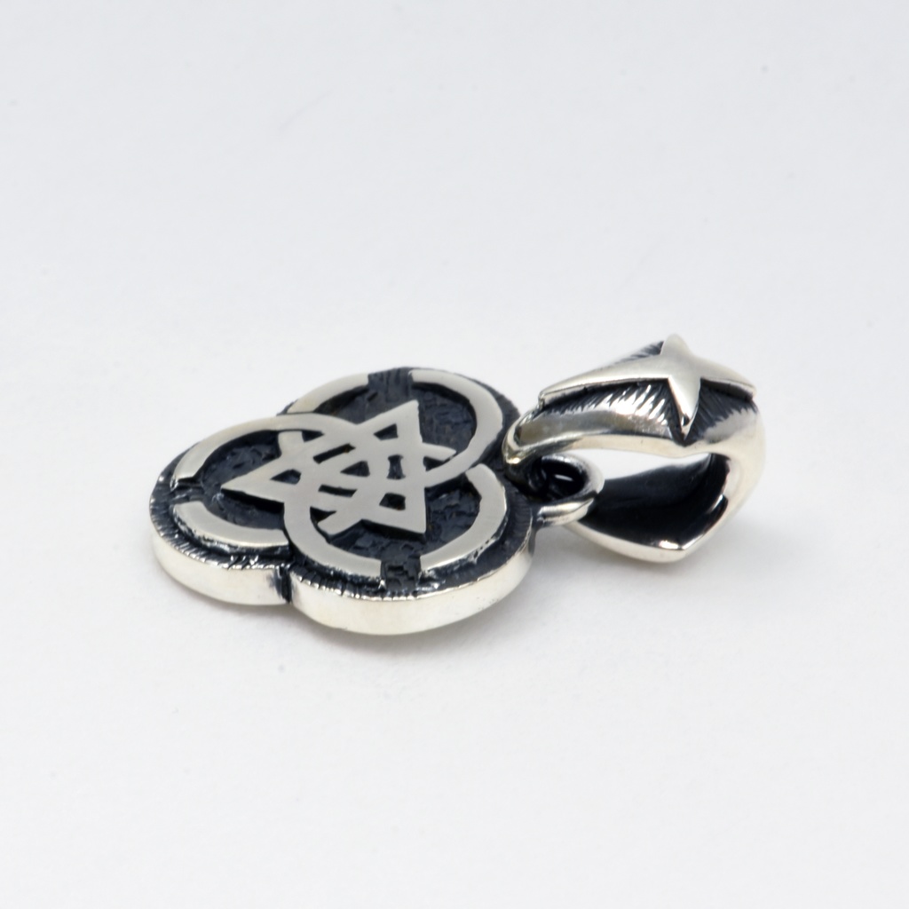 トリニティ総合学園の校章ペンダント