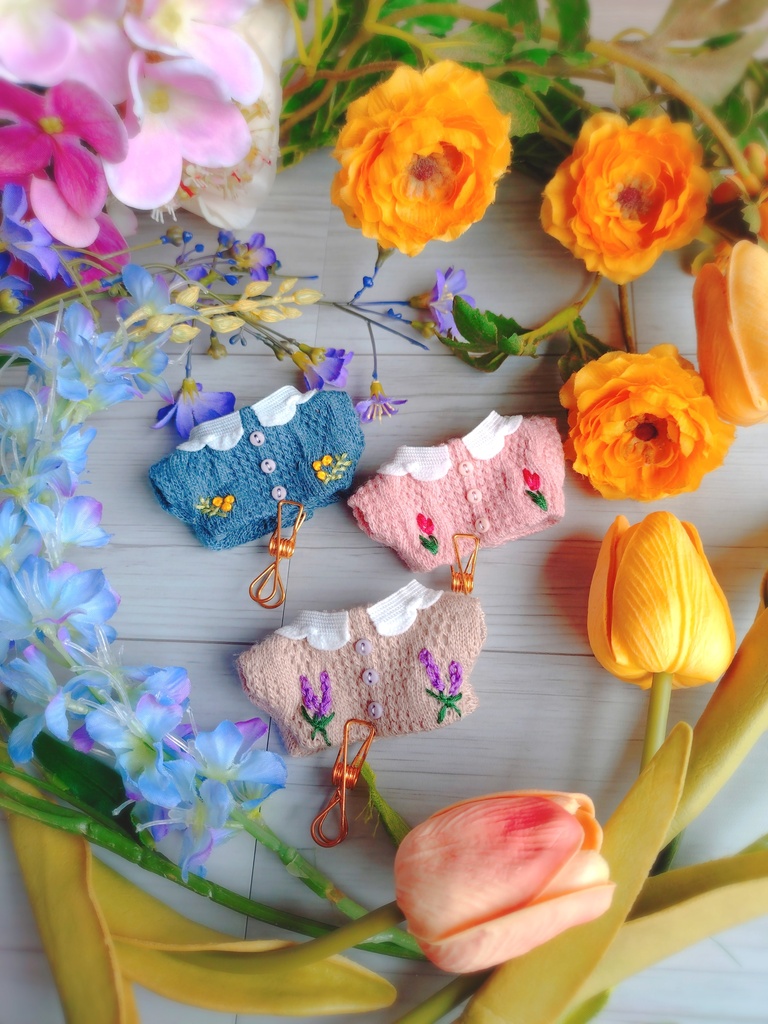 お花の刺繍ニット