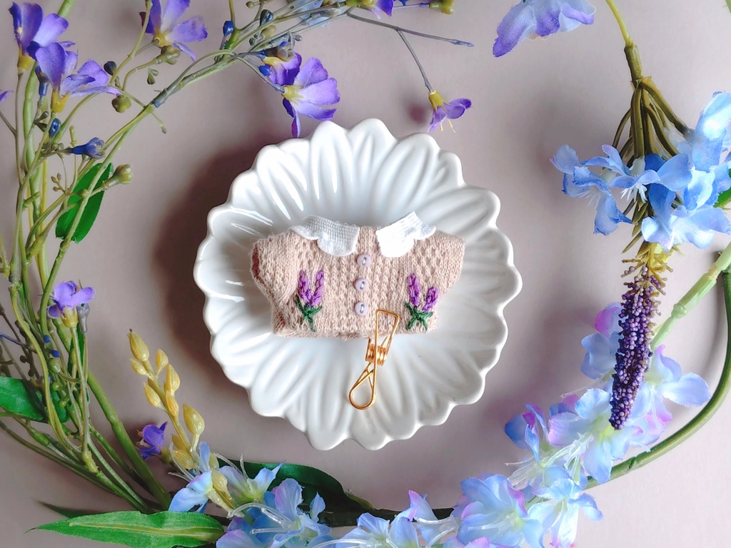 お花の刺繍ニット